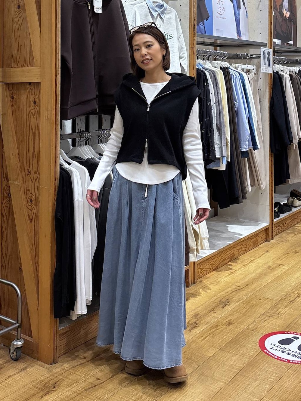 ブルー系のデニムスカートを着用したレディースの冬コーディネートの2枚目の写真