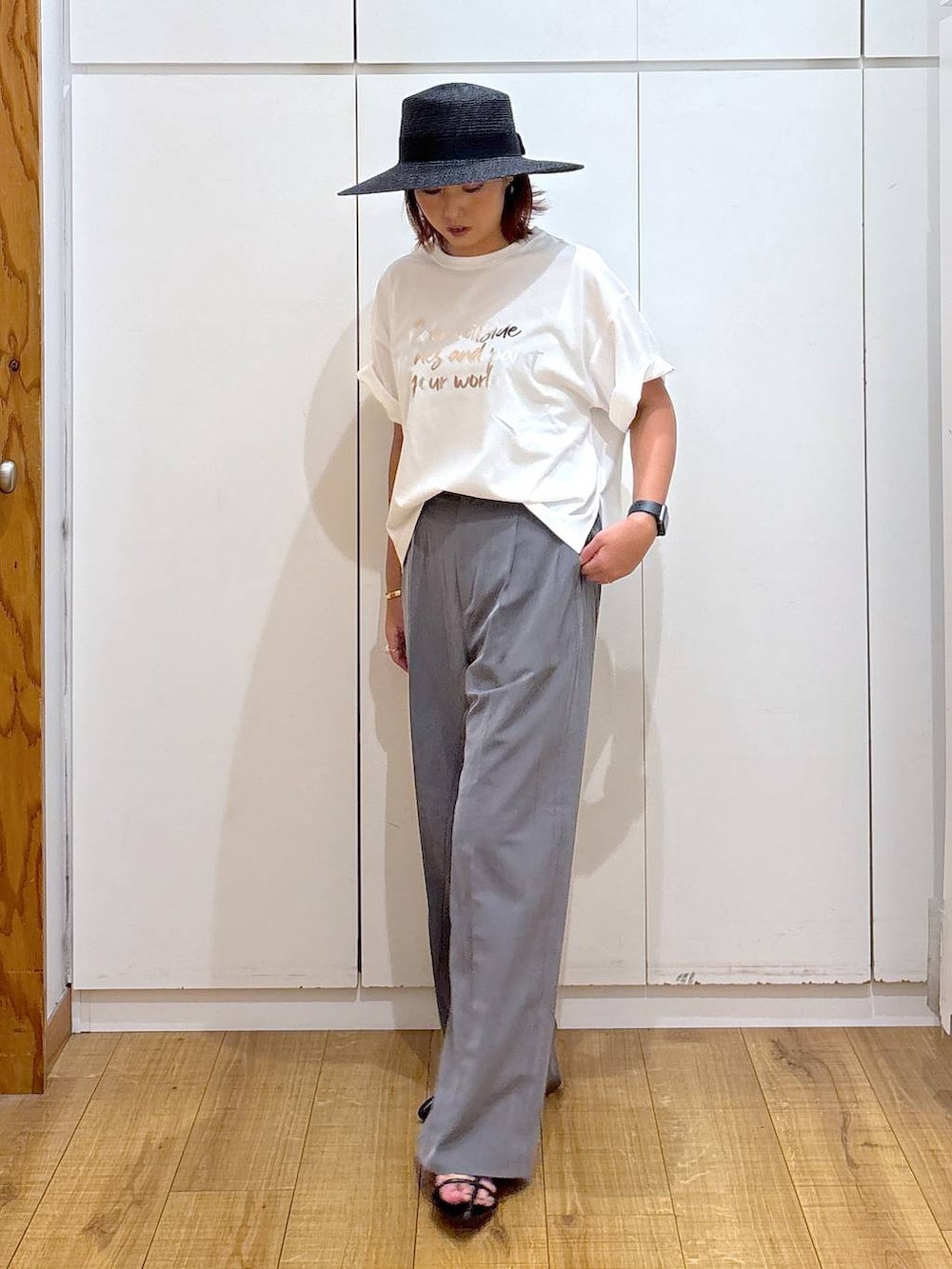 ブラック系のサンダル、グレー系のその他パンツ、ブラック系のハットを着用したレディースの夏コーディネートの3枚目の写真