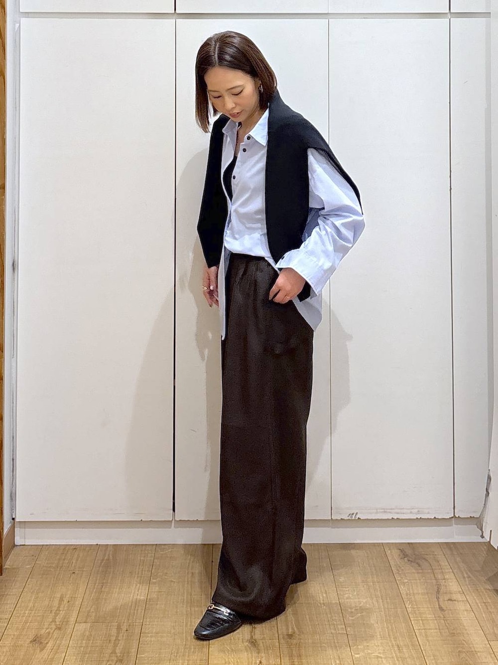 ブラック系のローファー、ブルー系のシャツ/ブラウス、ブラック系のカーディガン/ボレロを着用したレディースの冬コーディネートの4枚目の写真