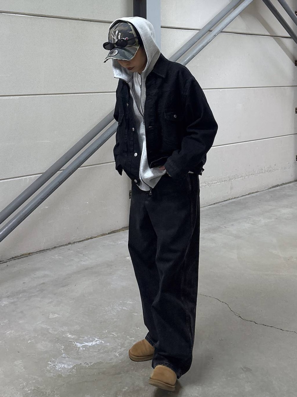 ブラック系のデニムパンツ、ブラック系のデニムジャケット、グレー系のパーカーを着用したレディースの冬コーディネートの6枚目の写真