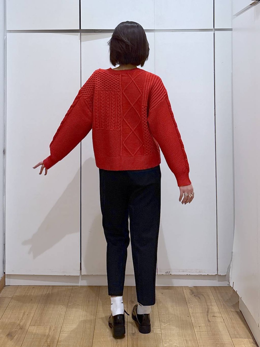 グレー系のチェスターコート、ブラック系のその他パンツ、ブラック系のその他シューズを着用したレディースの秋コーディネートの6枚目の写真