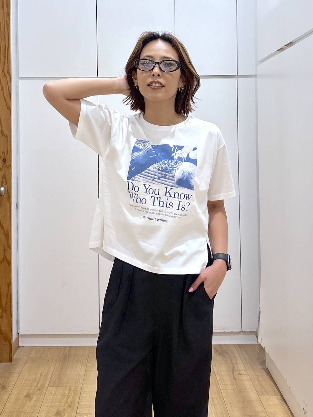 ピンク系のシャツ/ブラウス、ホワイト系のTシャツ/カットソー、ブラック系のその他パンツを着用したレディースの春コーディネートの6枚目の写真