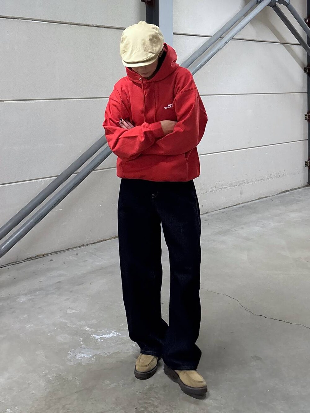 ベージュ系のローファー、ブルー系のデニムパンツを着用したレディースの春コーディネートの3枚目の写真