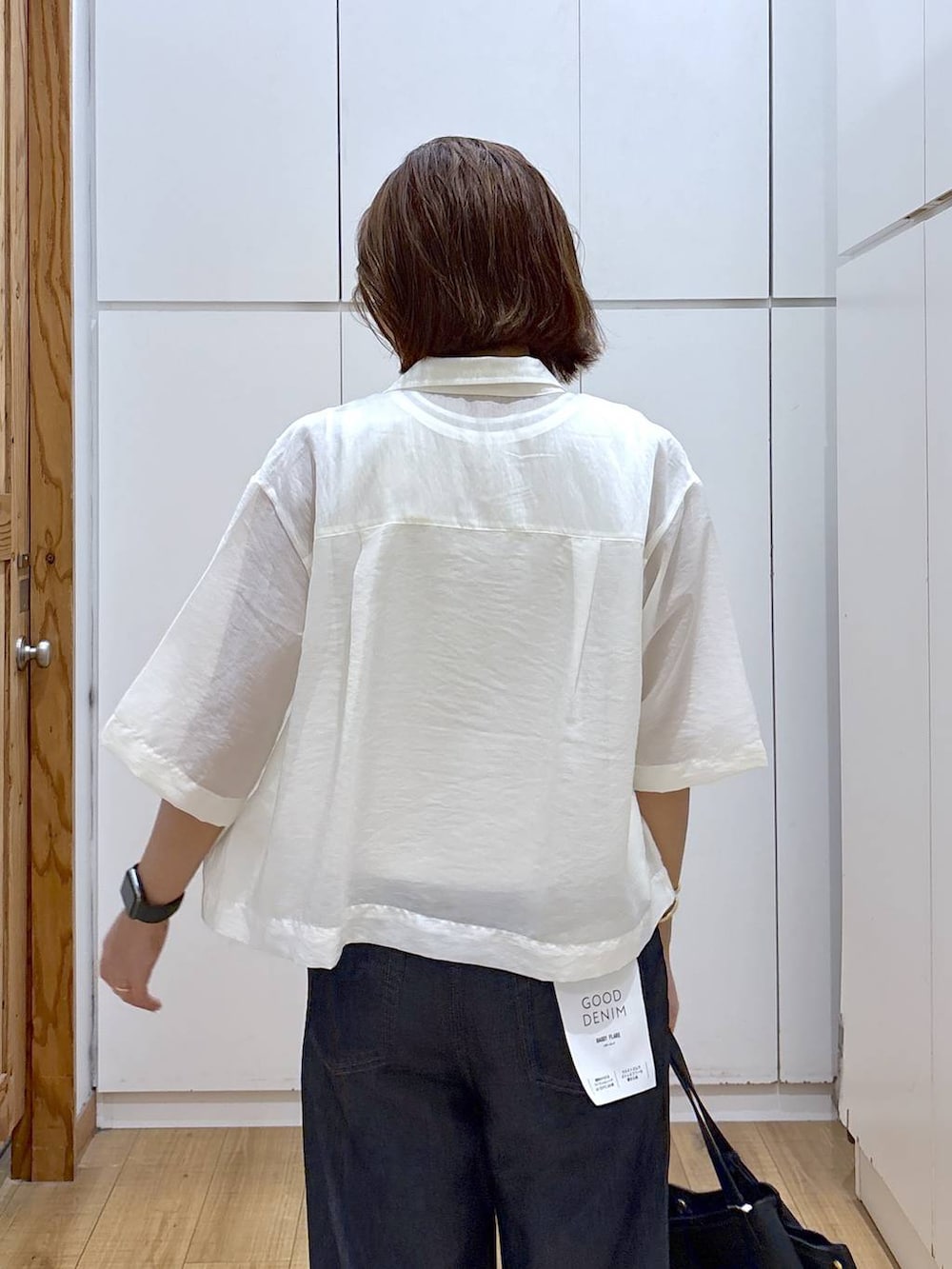 ブラック系のハンドバッグ、ホワイト系のシャツ/ブラウス、ホワイト系のTシャツ/カットソーを着用したレディースの夏コーディネートの5枚目の写真
