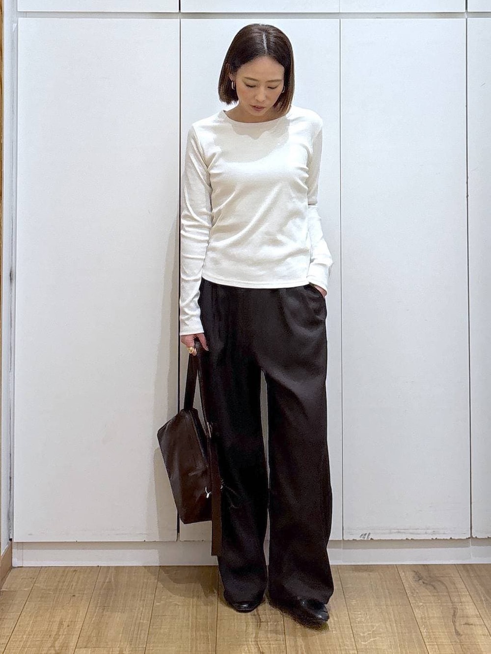 ブラック系のローファー、ブラウン系のショルダーバッグ、ブラウン系のその他パンツを着用したレディースの冬コーディネートの4枚目の写真