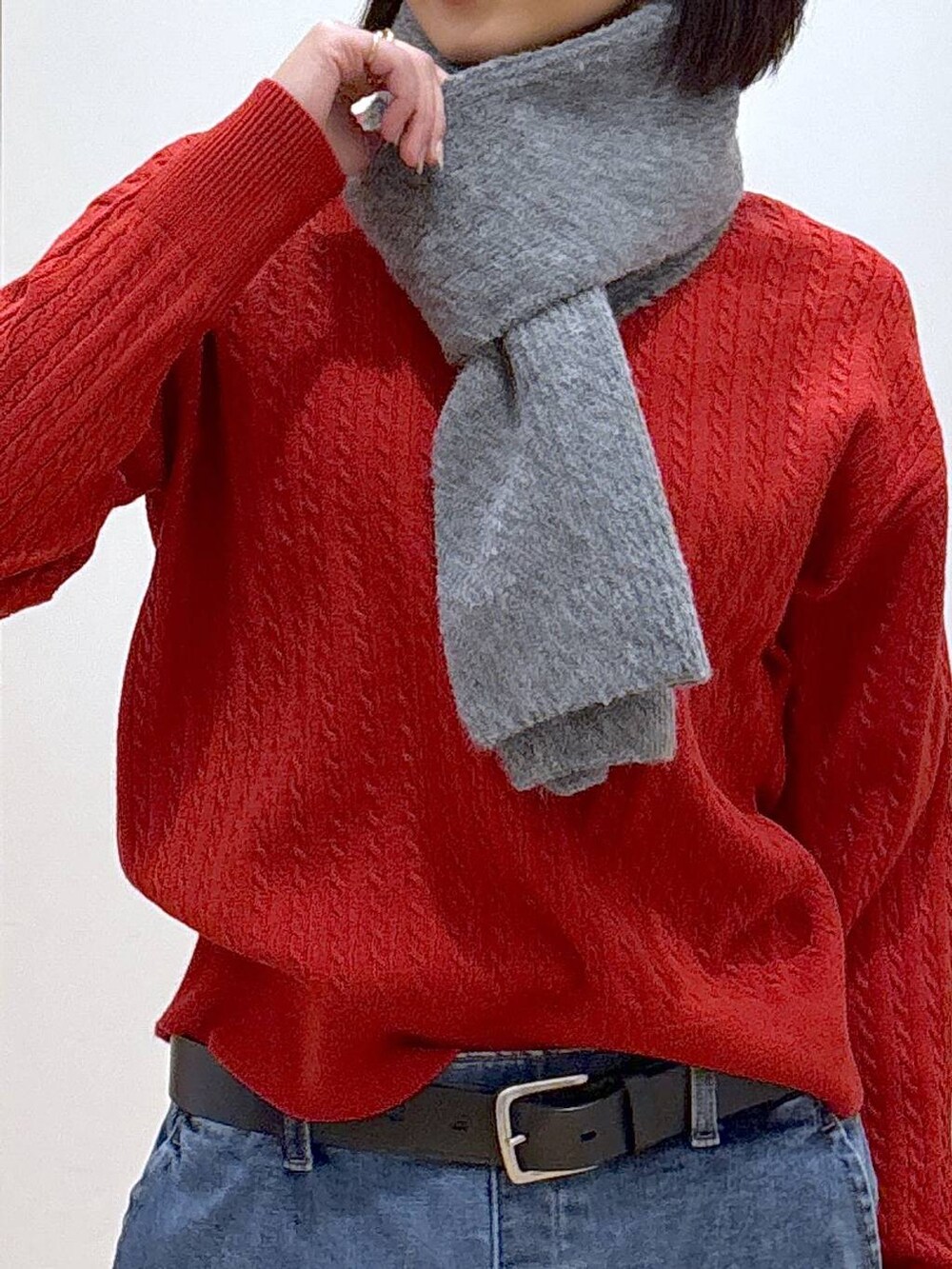 ブルー系のチェスターコート、ブラック系のブーツ、ブルー系のデニムパンツを着用したレディースの秋コーディネートの8枚目の写真