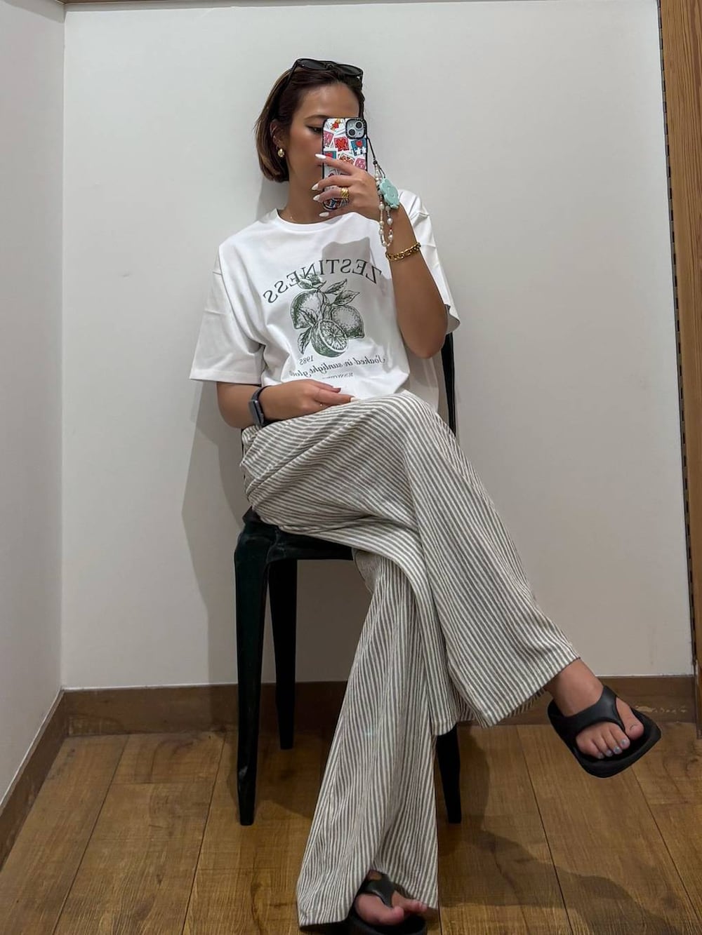 ホワイト系のTシャツ/カットソー、ホワイト系のその他パンツ、ブラック系のサンダルを着用したレディースの夏コーディネートの6枚目の写真