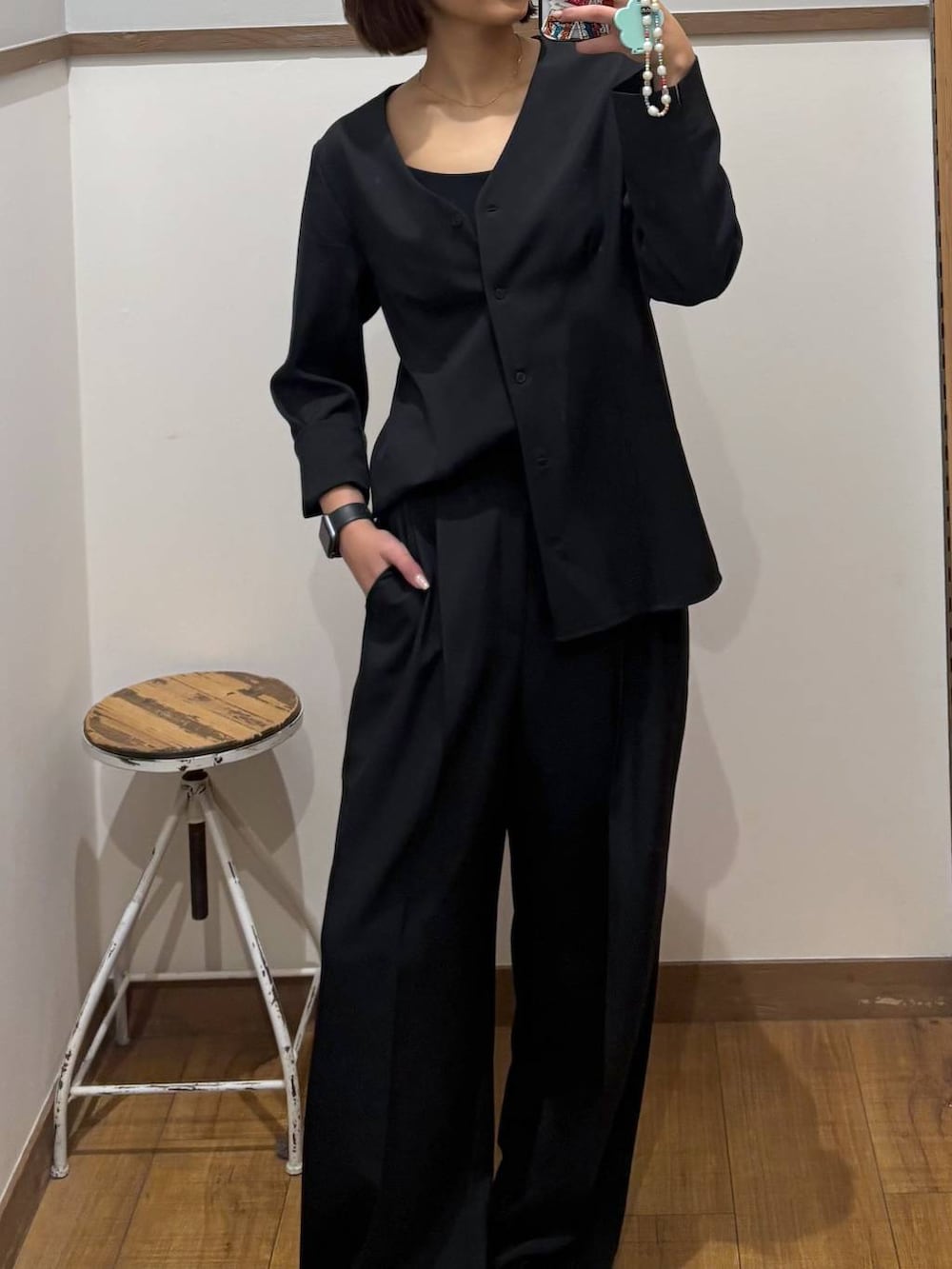 グレー系のパンプス、グレー系のカーディガン/ボレロを着用したレディースの春コーディネートの2枚目の写真