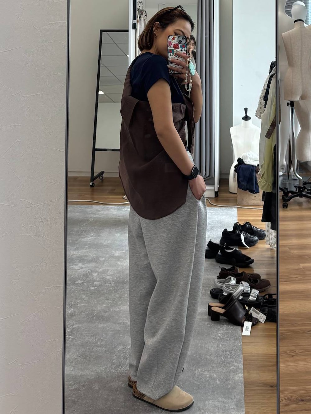 ブラウン系のシャツ/ブラウス、ブラック系のその他パンツ、グレー系のサングラスを着用したレディースの春コーディネートの2枚目の写真