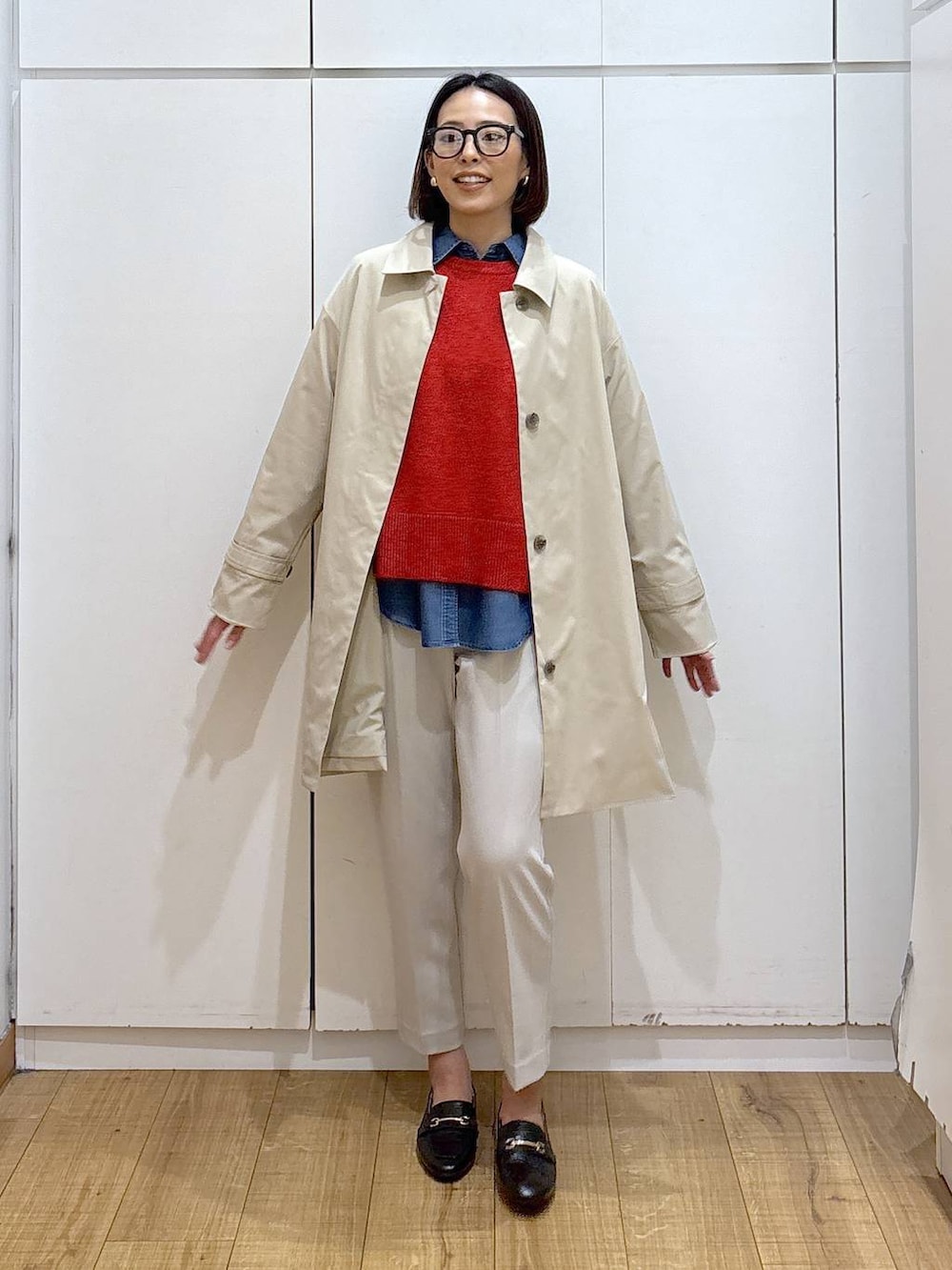 ブラック系のローファー、ブルー系のシャツ/ブラウス、レッド系のニット/セーターを着用したレディースの冬コーディネートの8枚目の写真