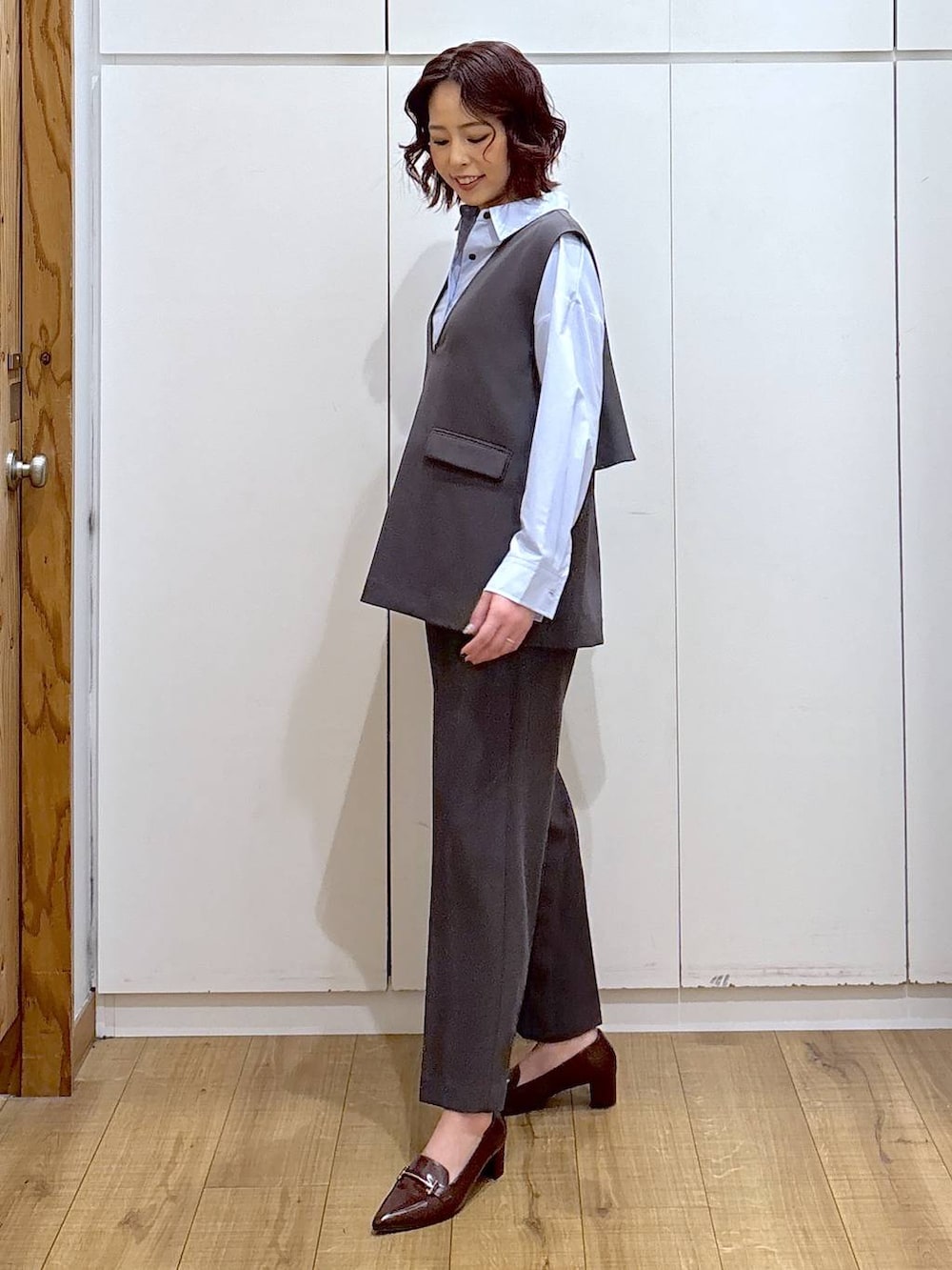 ブルー系のシャツ/ブラウス、グレー系のセットアップ、ブラウン系のローファーを着用したレディースの春コーディネートの3枚目の写真