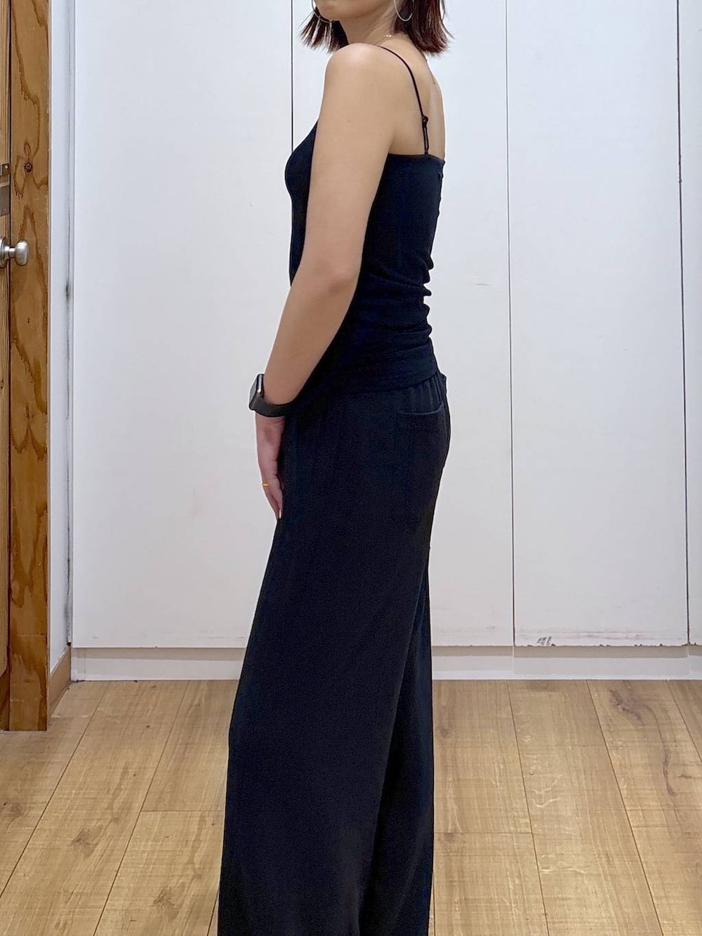 ブラック系のスウェットパンツ、ゴールド系のネックレスを着用したレディースの春コーディネートの3枚目の写真