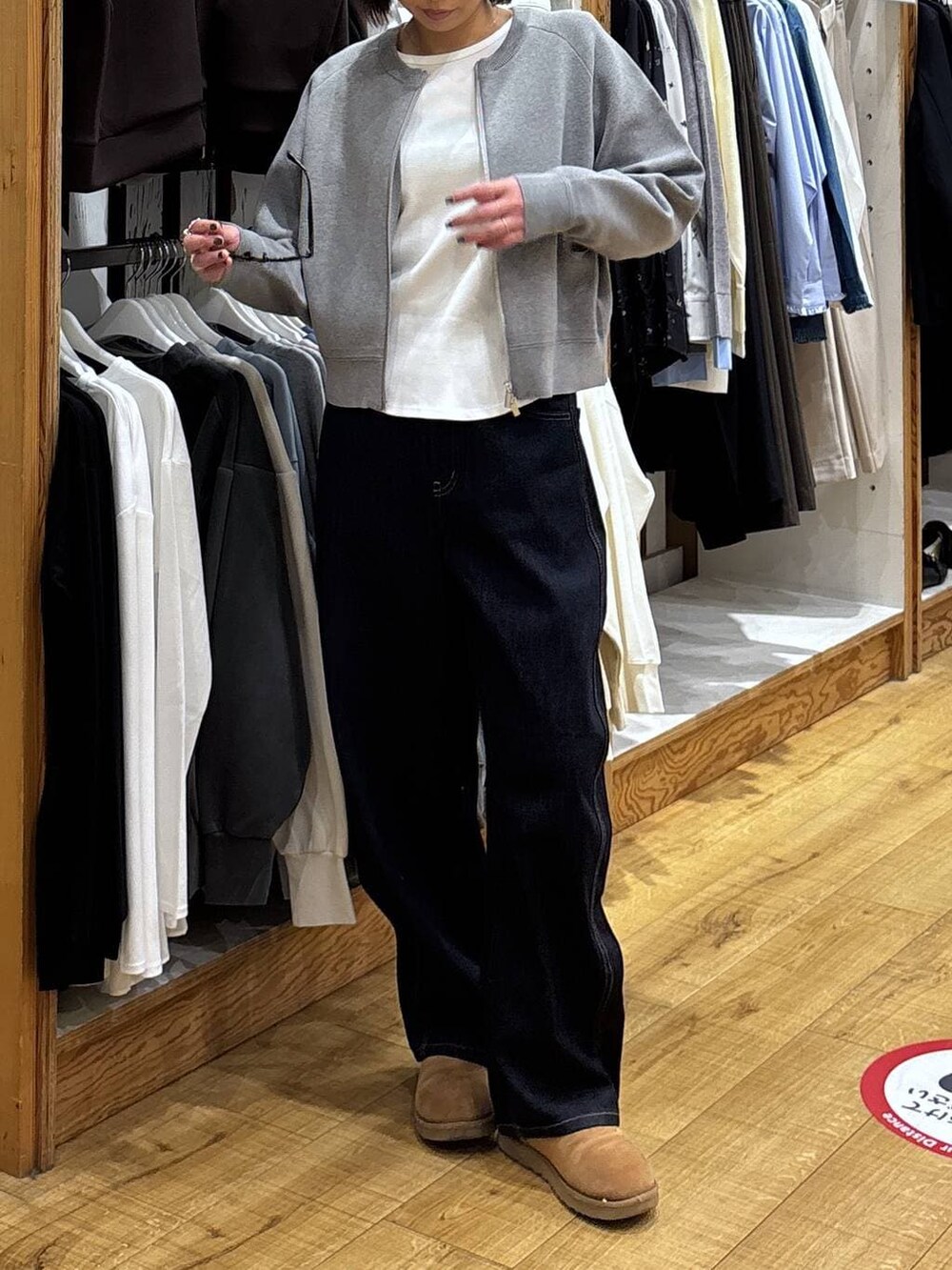 ブルー系のデニムパンツ、グレー系のカーディガン/ボレロを着用したレディースの冬コーディネートの5枚目の写真