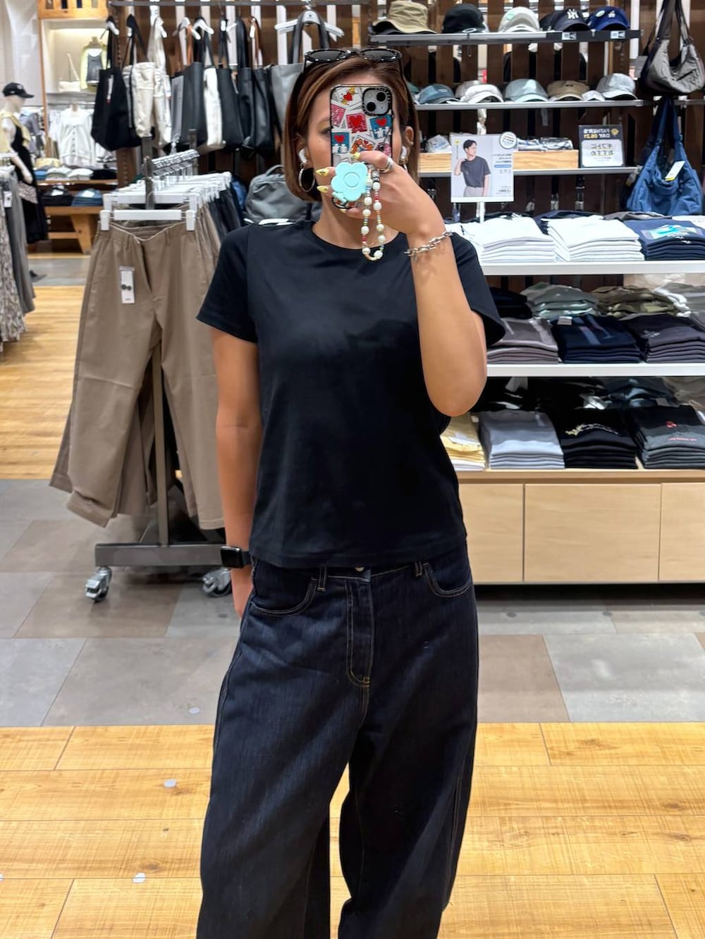 ブルー系のデニムパンツ、ブラック系のTシャツ/カットソーを着用したレディースの夏コーディネートの2枚目の写真