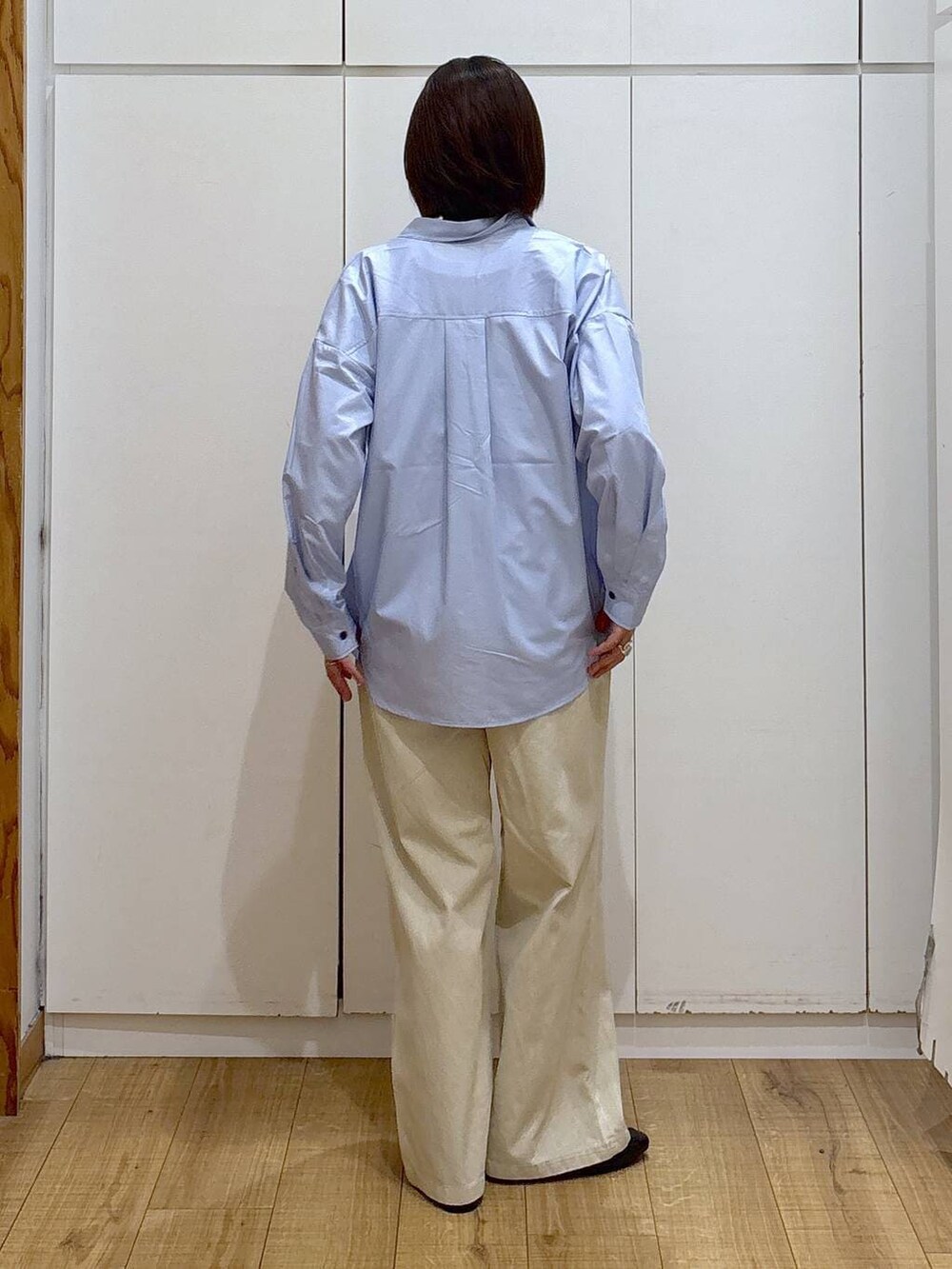 ブラック系のローファー、ブルー系のシャツ/ブラウス、ホワイト系のTシャツ/カットソーを着用したレディースの冬コーディネートの5枚目の写真