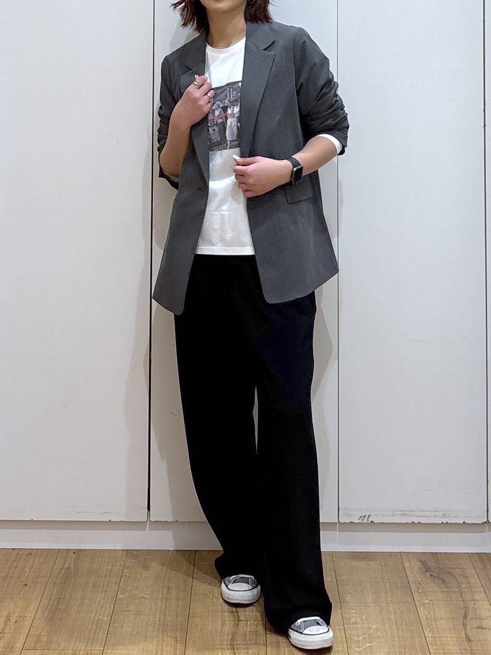 グレー系のテーラードジャケット、ブラック系のその他パンツ、ホワイト系のTシャツ/カットソーを着用したレディースの春コーディネートの4枚目の写真