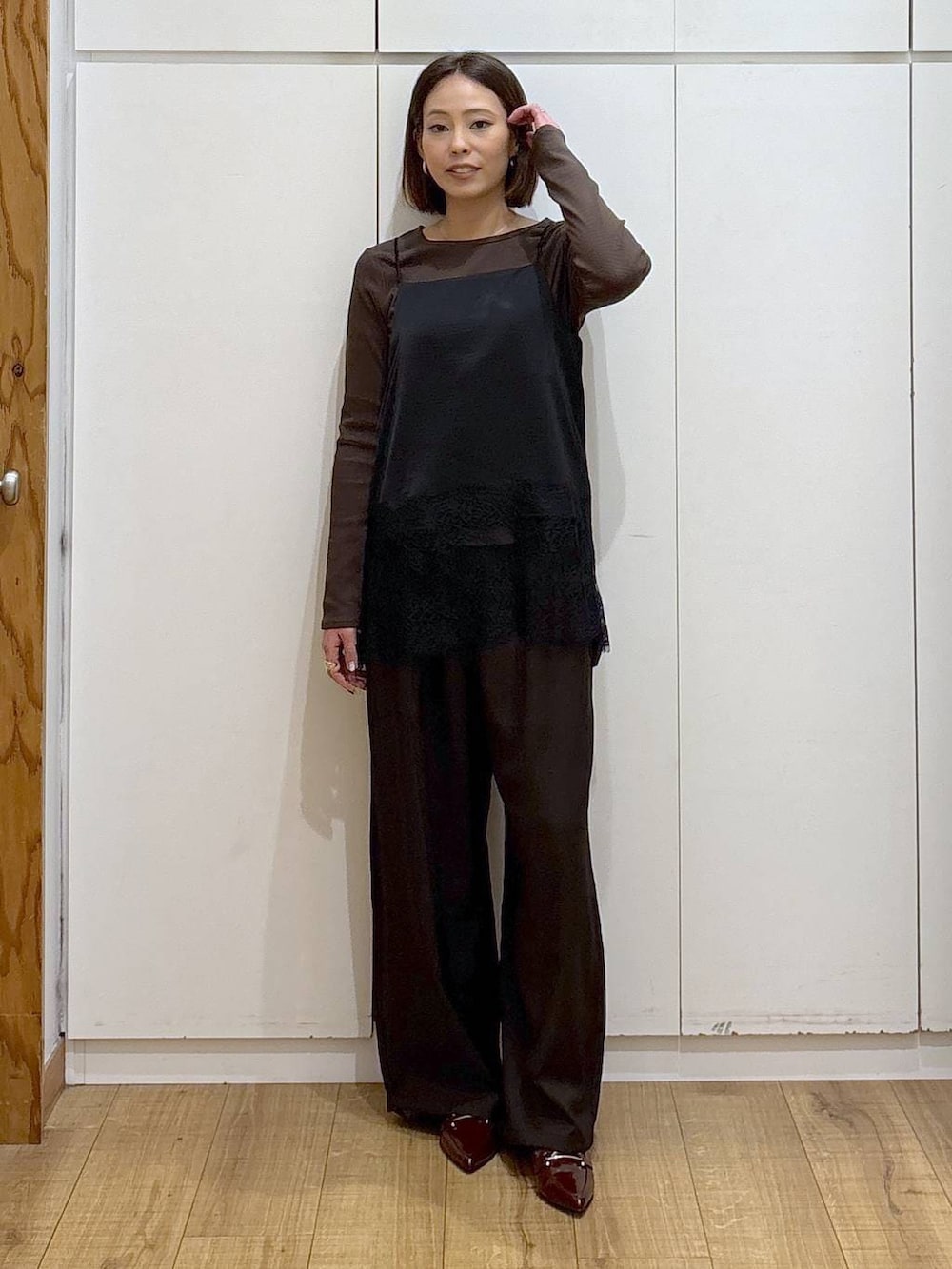 ブラウン系のTシャツ/カットソー、ブラウン系のその他パンツ、ブラウン系のローファーを着用したレディースの冬コーディネートの3枚目の写真