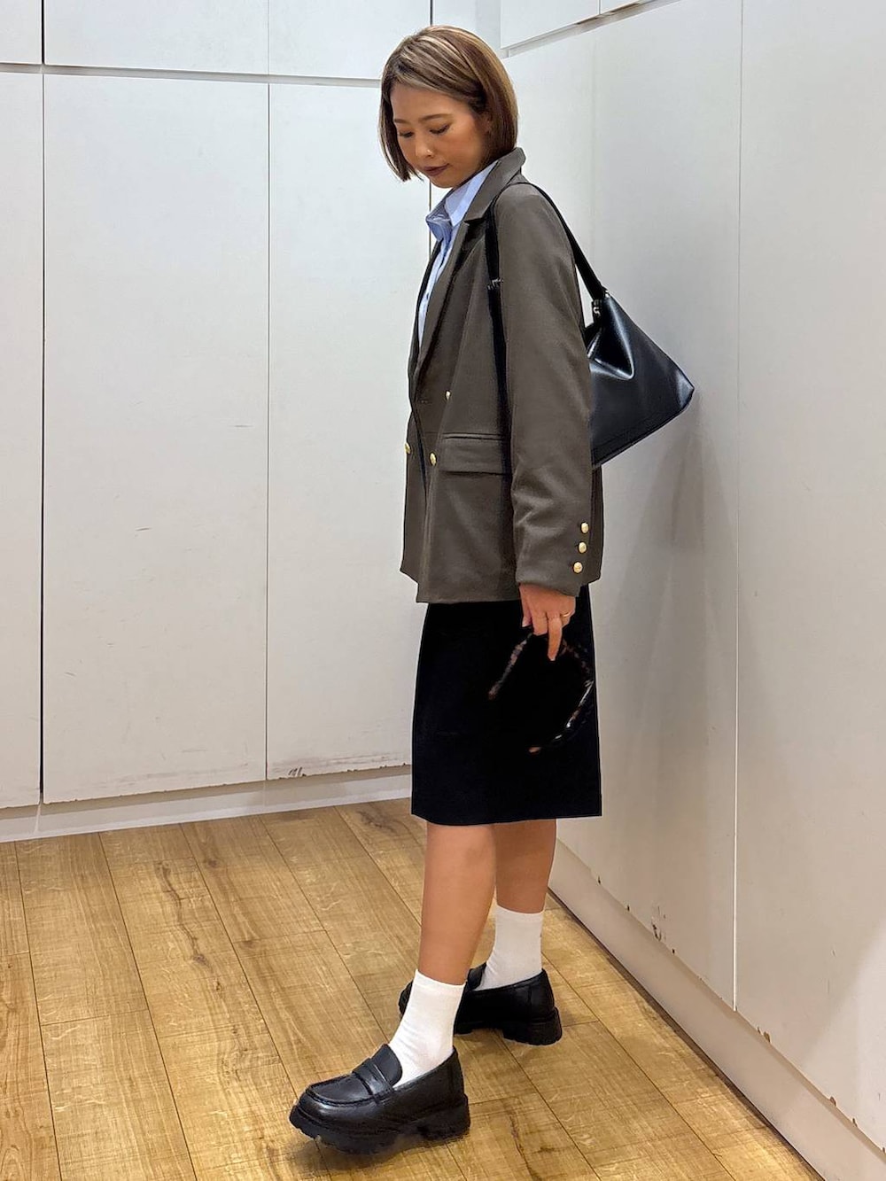 ブラック系のローファー、ブルー系のシャツ/ブラウス、ブルー系のその他パンツを着用したレディースの秋コーディネートの6枚目の写真