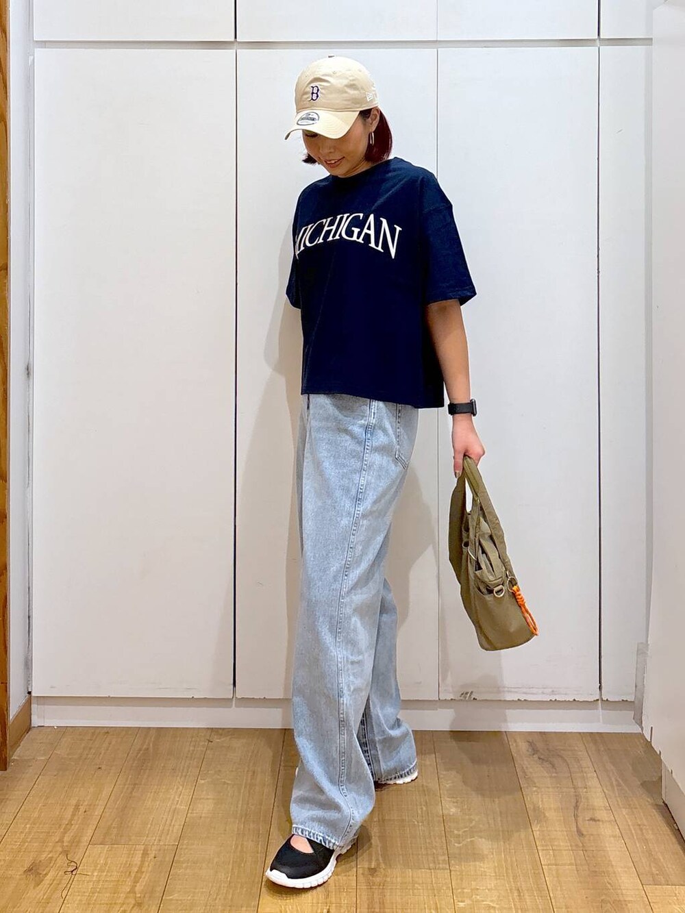 「体型カバー、高見え、高身長、ママコーデ、骨格ストレート、GLOBAL WORK、着痩せ・細見え」|「GLOBAL WORKのエアかるクッションベルトスニーカー/102313(スニーカー、ブラック系)」を使った、ココさん(レディース・165cm)の春コーディネートの3枚目の写真