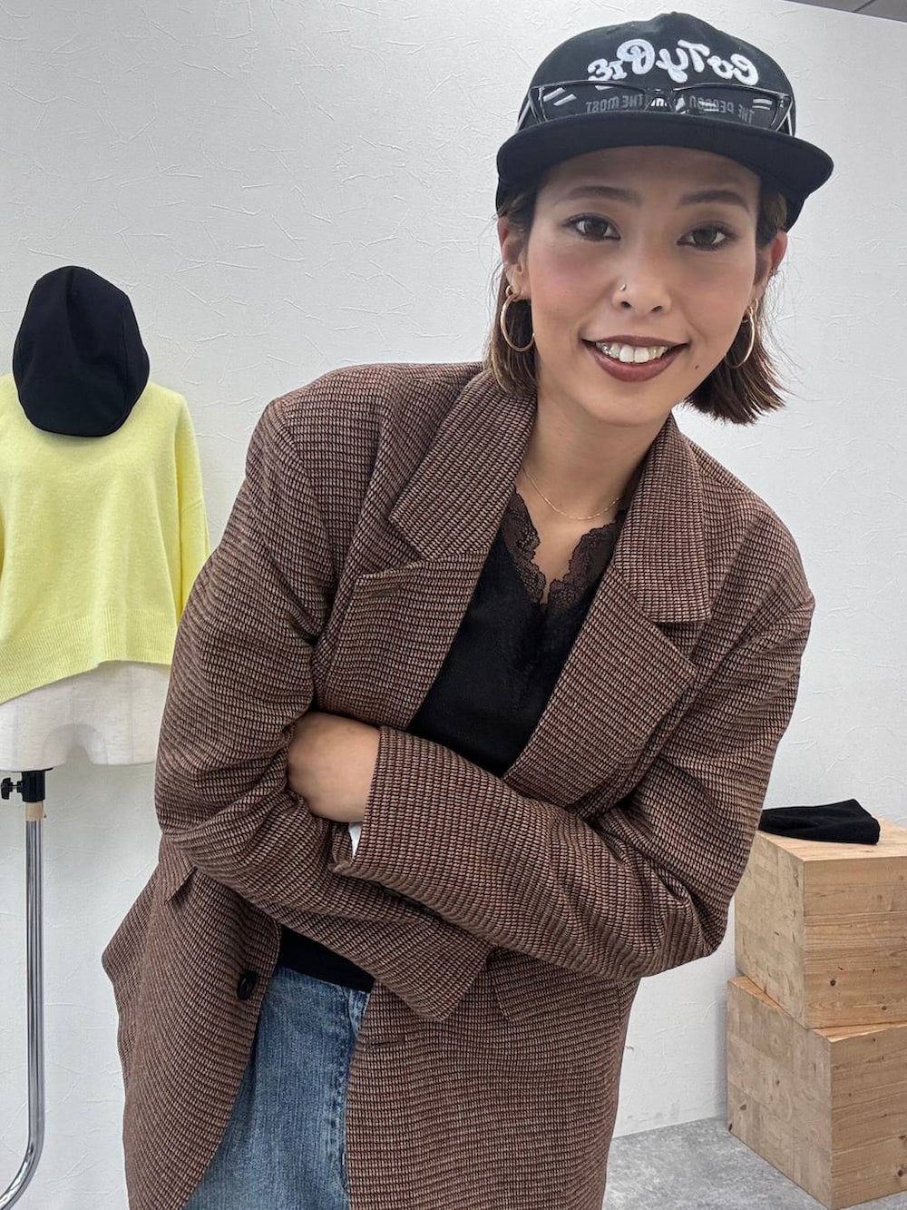 ブラウン系のローファー、ブラウン系のテーラードジャケット、ブラック系のTシャツ/カットソーを着用したレディースの秋コーディネートの4枚目の写真