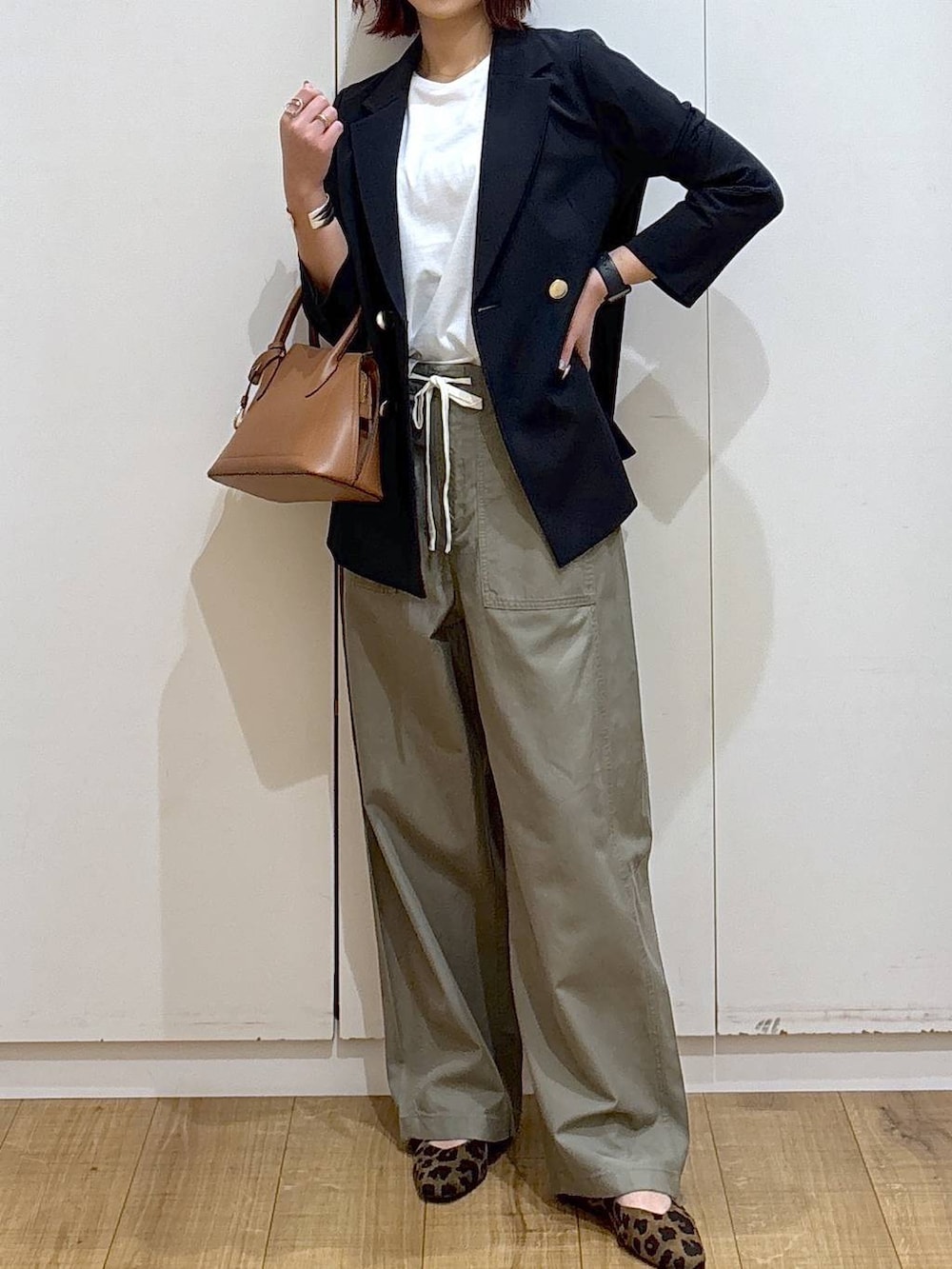 その他のパンプス、ブラウン系のショルダーバッグ、ブルー系のテーラードジャケットを着用したレディースの春コーディネートの3枚目の写真