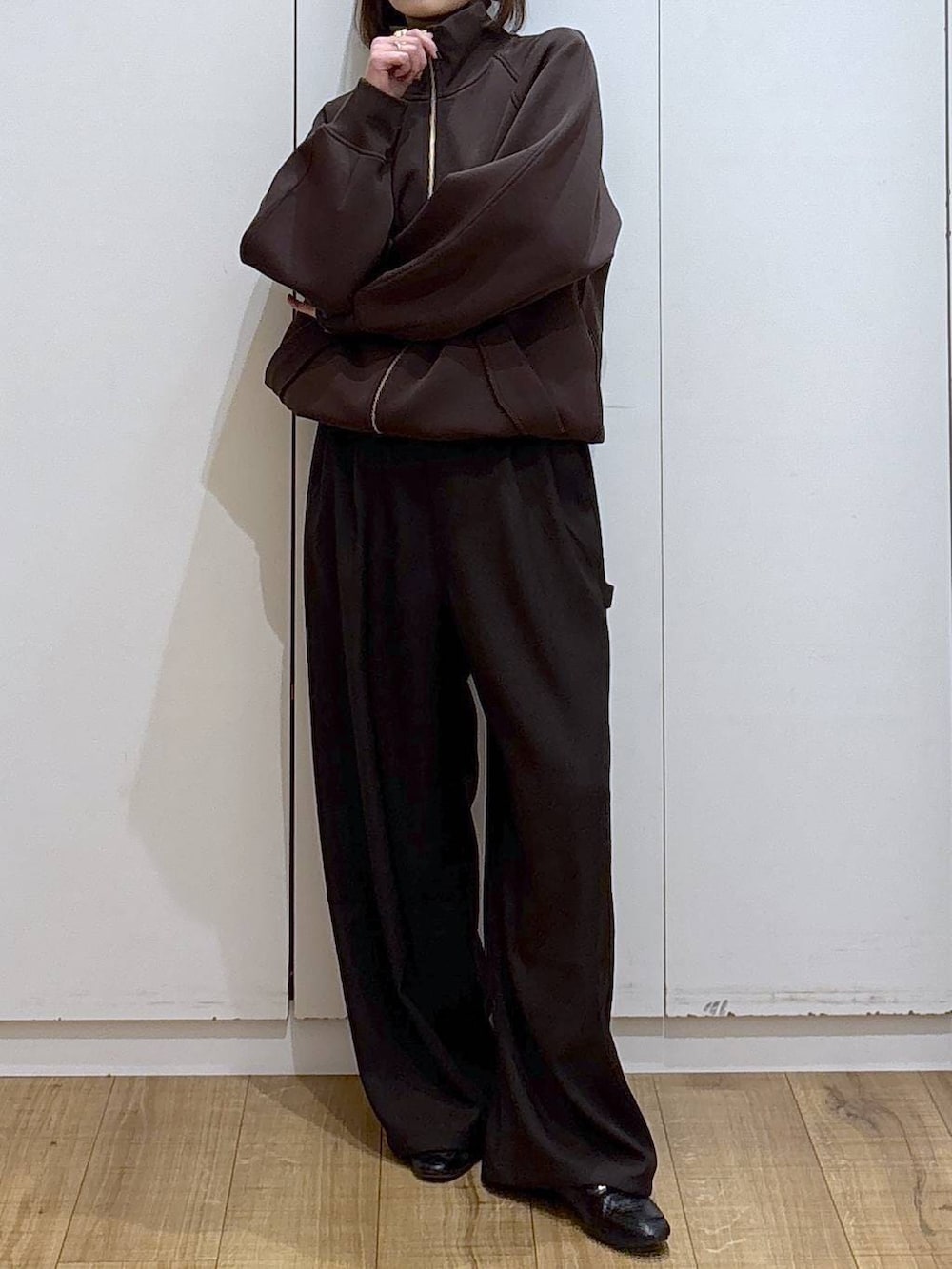 ブラック系のローファー、ブラウン系のブルゾン、ブラウン系のその他パンツを着用したレディースの冬コーディネートの2枚目の写真