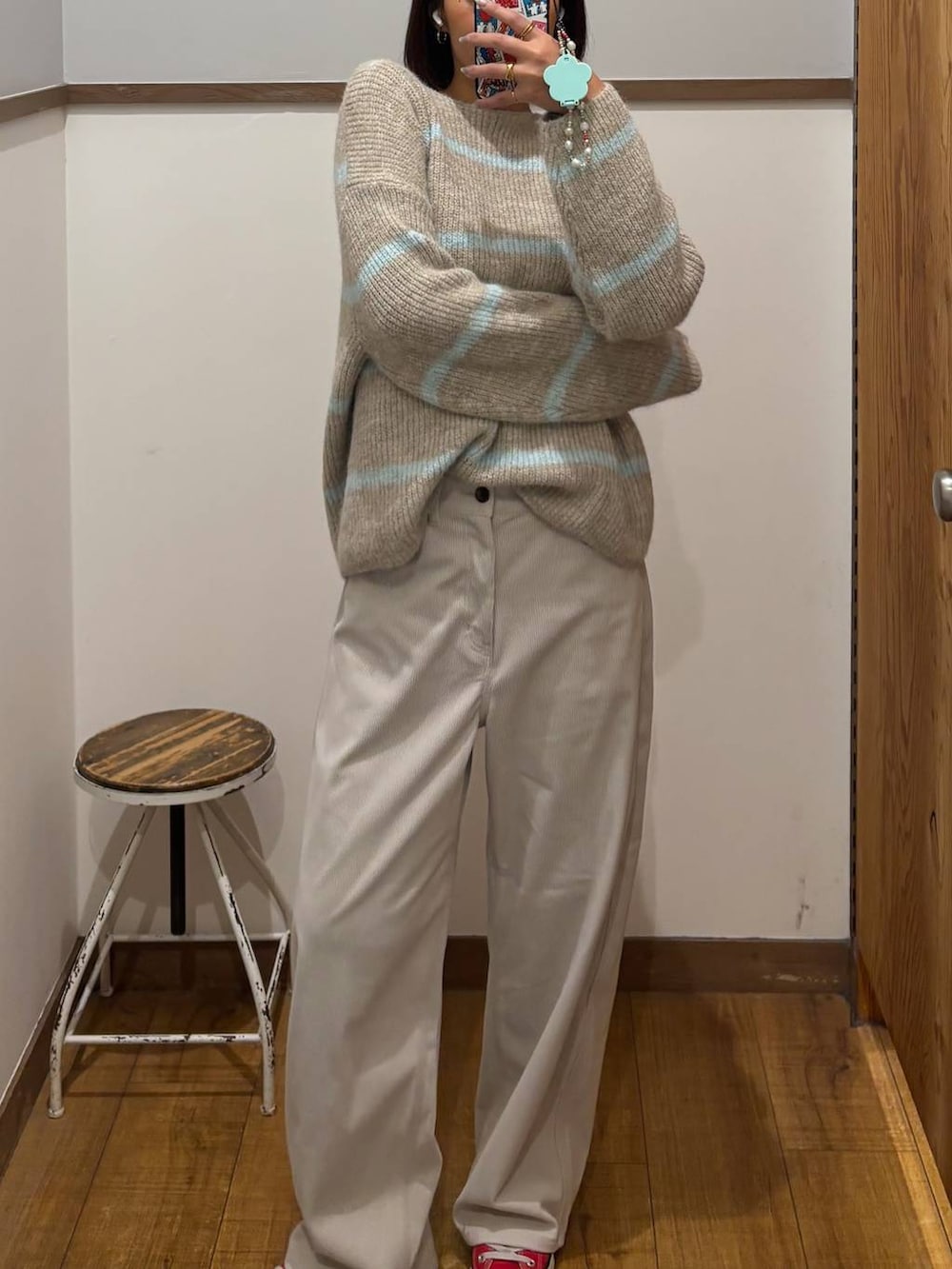 グレー系のその他パンツ、ベージュ系のニット/セーターを着用したレディースの秋コーディネートの5枚目の写真