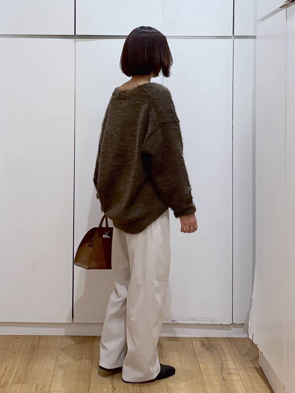 グレー系のその他パンツ、ベージュ系のショルダーバッグ、ブラウン系のカーディガン/ボレロを着用したレディースの秋コーディネートの3枚目の写真