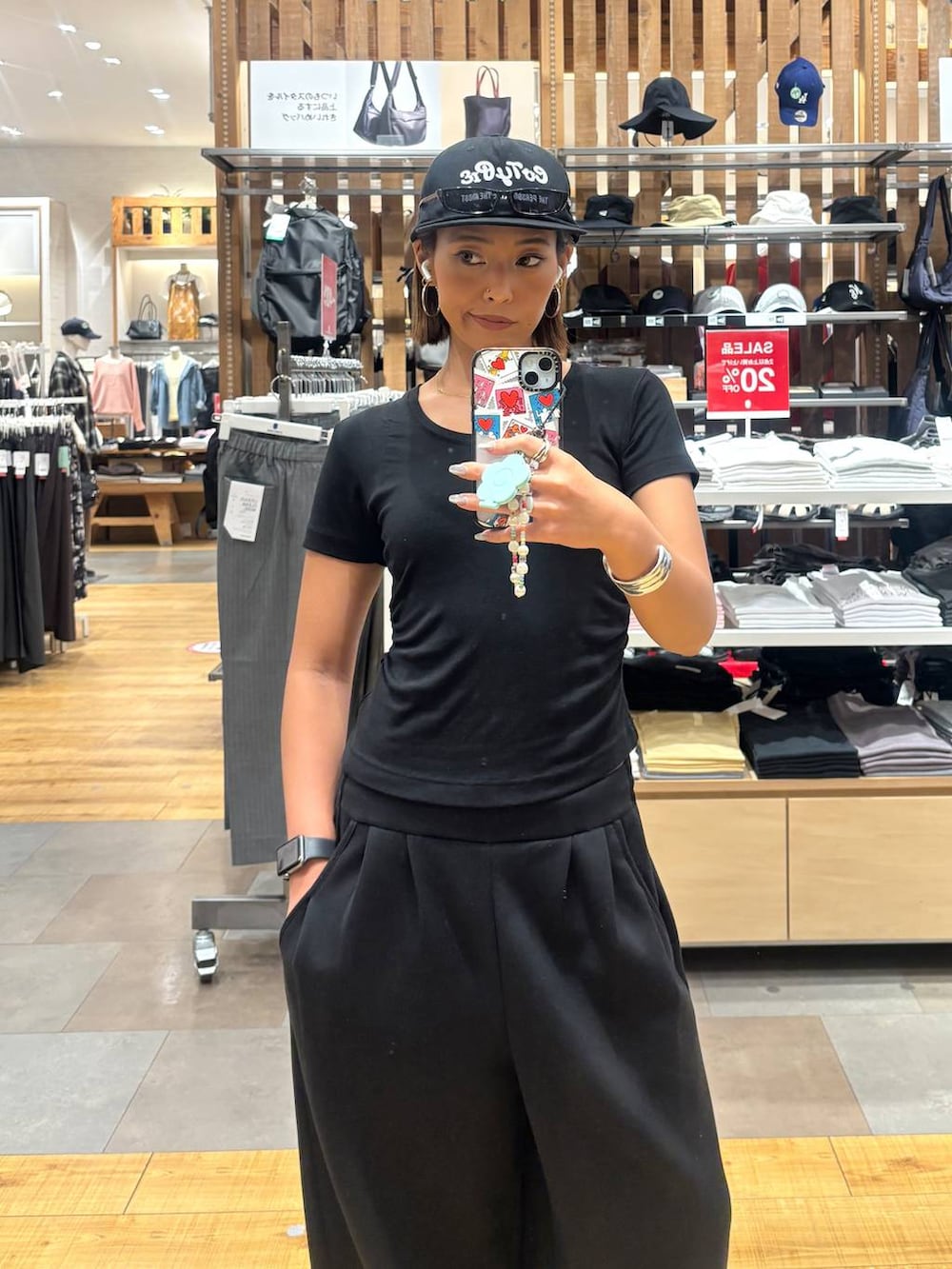 ブラック系のその他パンツ、ブラック系のサンダルを着用したレディースの夏コーディネートの3枚目の写真