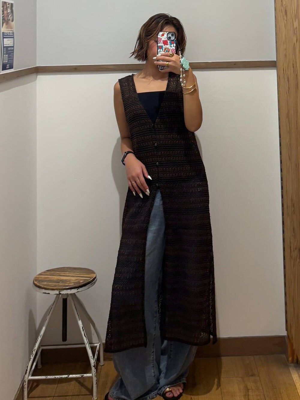 ブラック系のキャミソール、ブルー系のデニムパンツ、ブラウン系のワンピースを着用したレディースの夏コーディネートの2枚目の写真