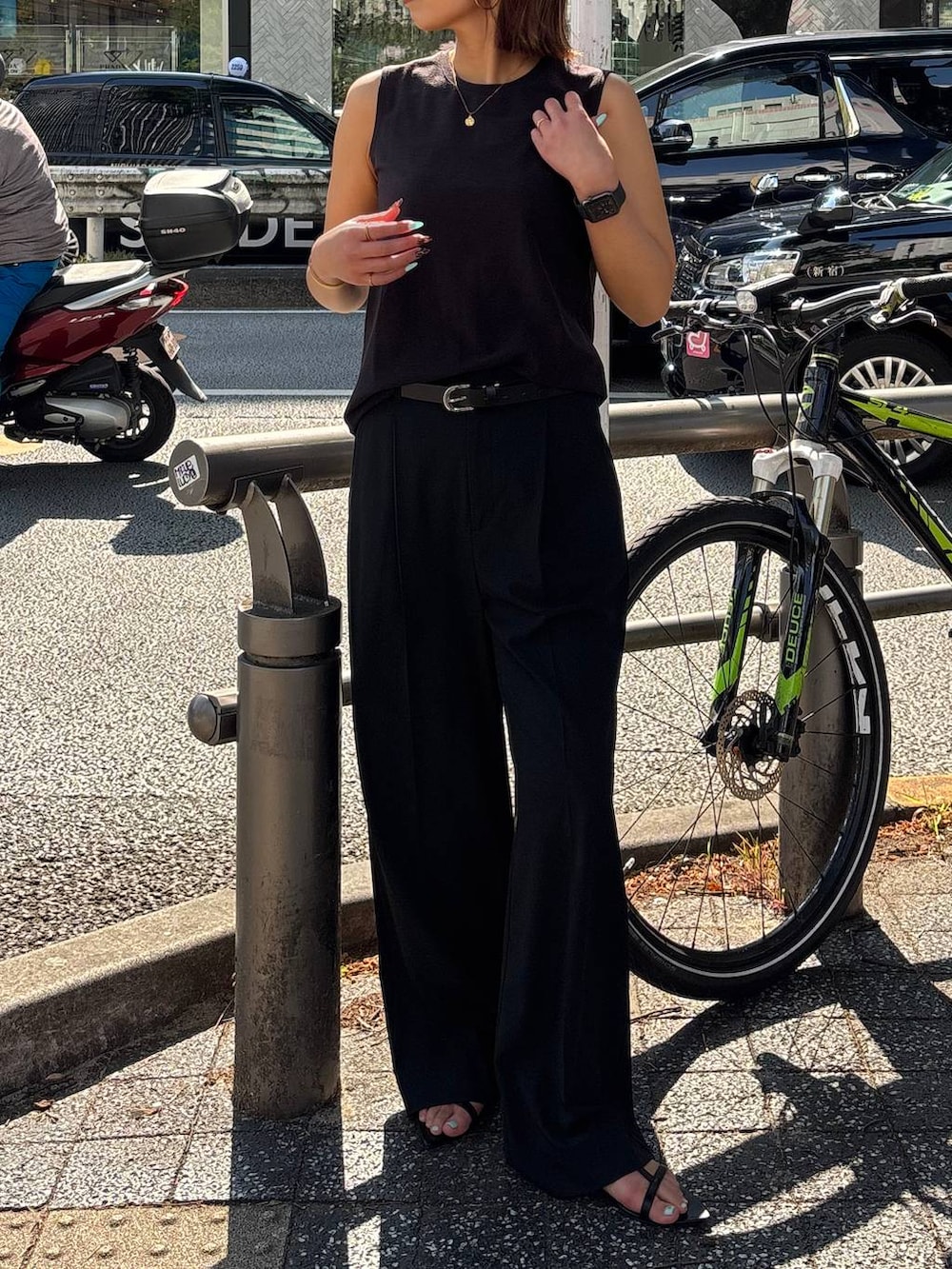 ブラック系のキャミソール、ブラック系のその他パンツ、ブラック系のTシャツ/カットソーを着用したレディースの春コーディネートの3枚目の写真