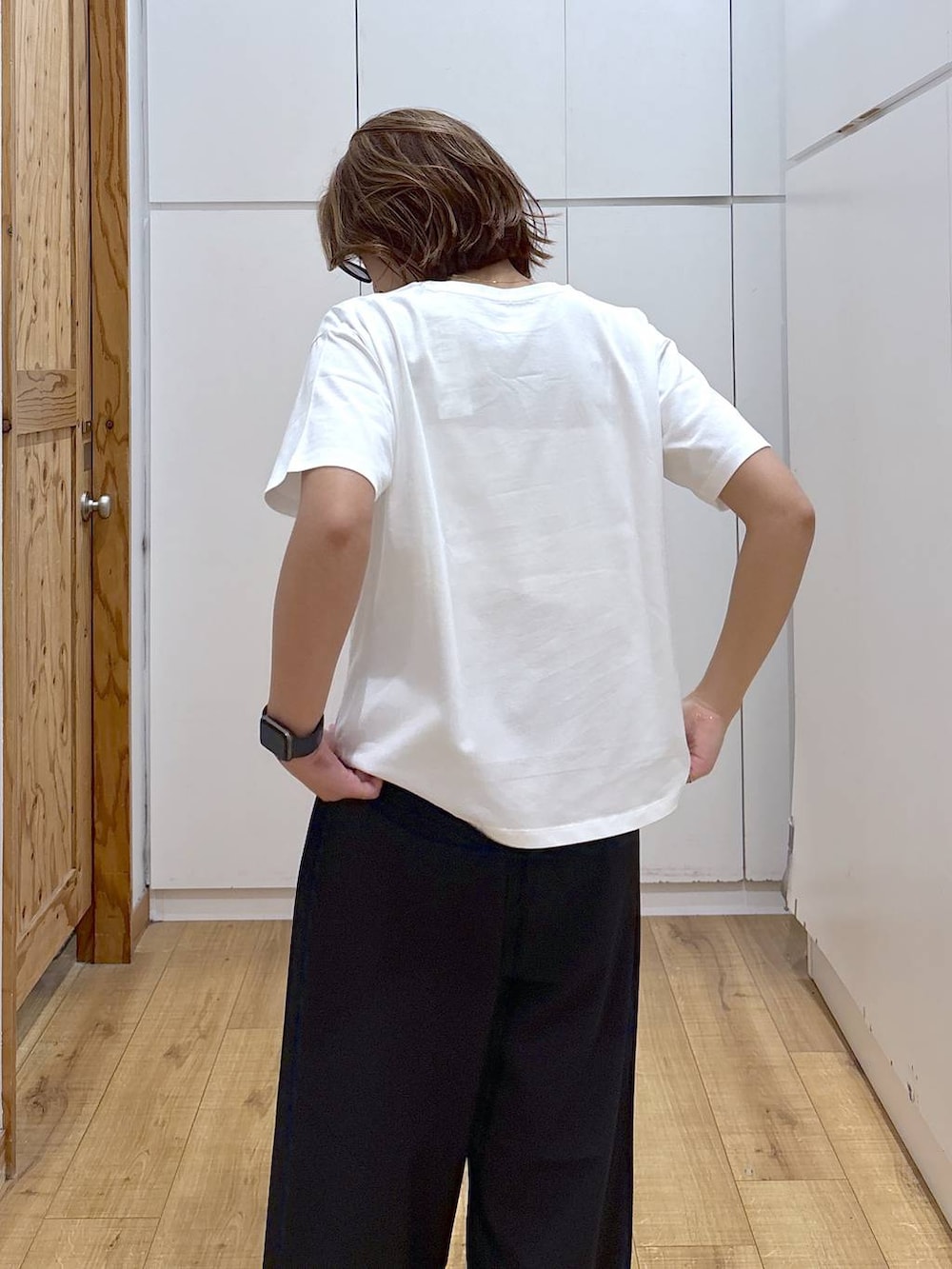 ピンク系のシャツ/ブラウス、ホワイト系のTシャツ/カットソー、ブラック系のその他パンツを着用したレディースの春コーディネートの7枚目の写真