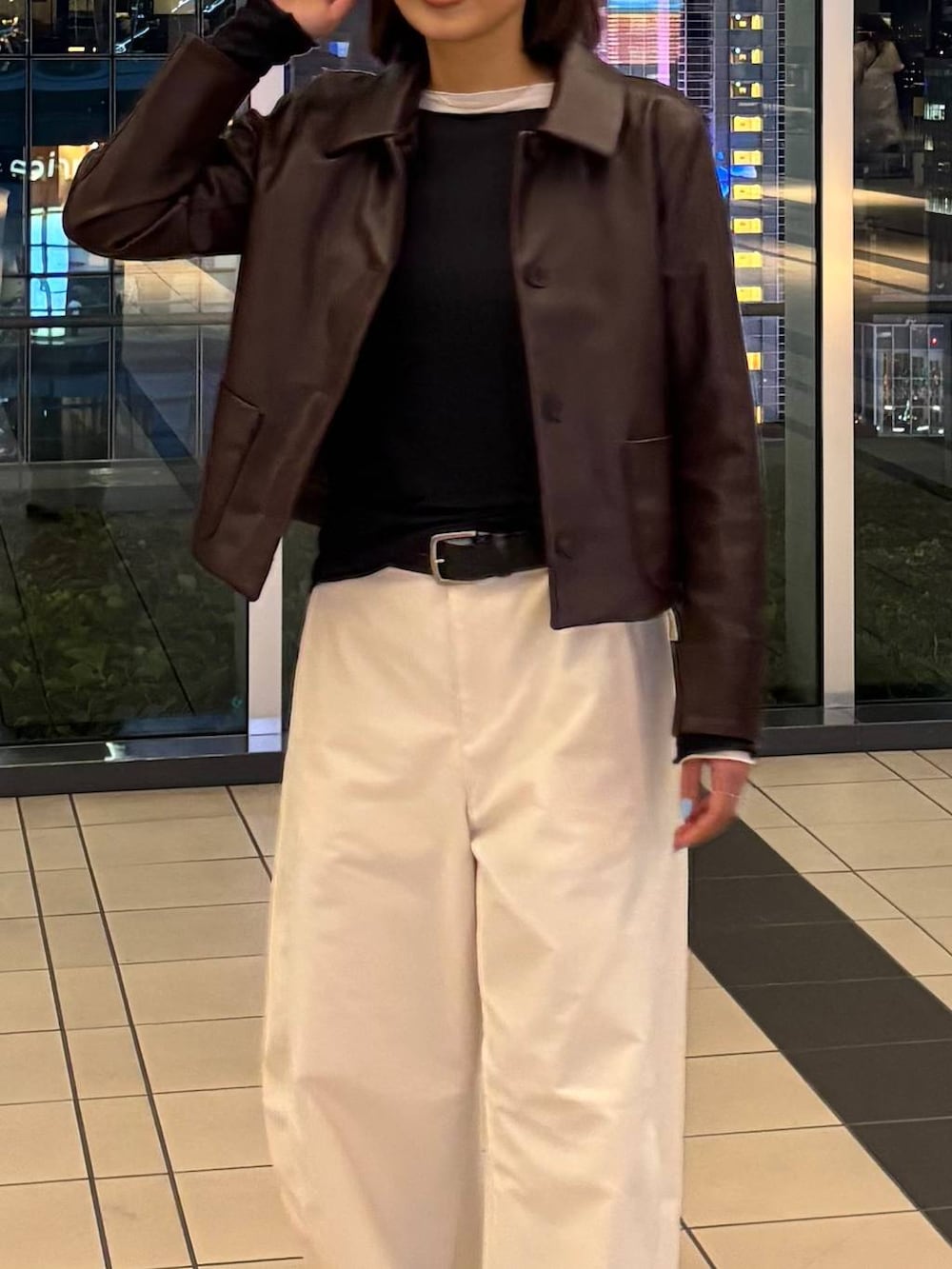 ブラック系のブーツ、ホワイト系のTシャツ/カットソー、ブラック系のTシャツ/カットソーを着用したレディースの冬コーディネートの3枚目の写真