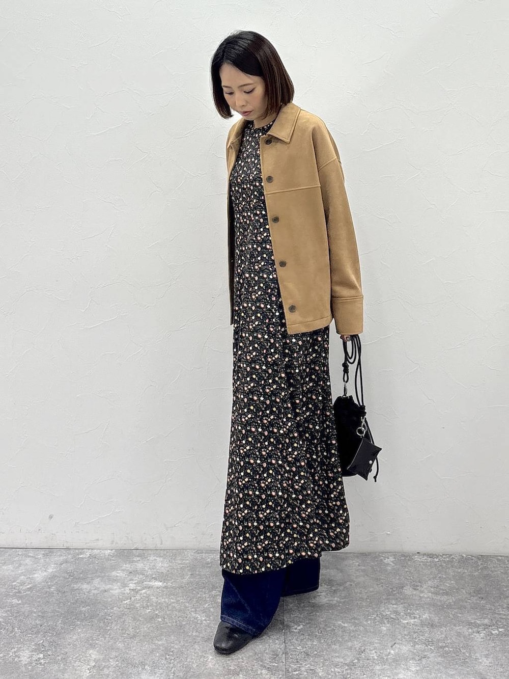 ブラック系のブーツ、ブラウン系のテーラードジャケット、ゴールド系のピアス(両耳用)を着用したレディースの冬コーディネートの4枚目の写真