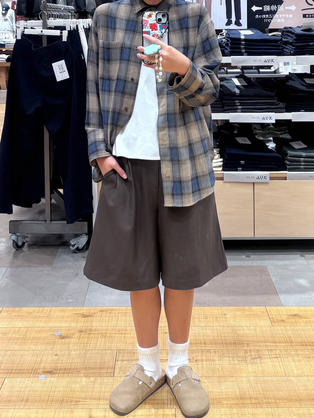 ブラウン系のその他パンツ、ベージュ系のシャツ/ブラウスを着用したレディースの秋コーディネートの4枚目の写真