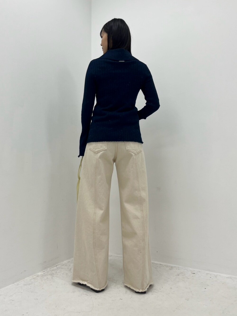 ブルー系のニット/セーター、ブルー系のデニムパンツを着用したレディースの春コーディネートの2枚目の写真