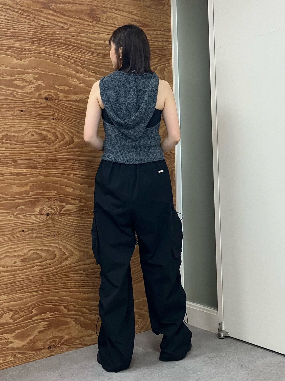 ブラック系のニット/セーター、ブラック系のその他パンツを着用したレディースの夏コーディネートの2枚目の写真