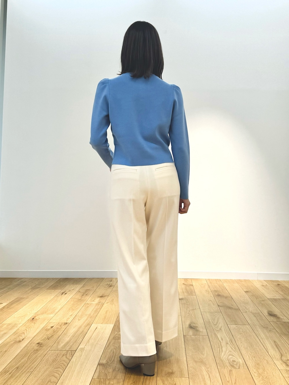ブルー系のカーディガン/ボレロ、シルバー系のピアス（両耳用）を着用したレディースの秋コーディネートの3枚目の写真