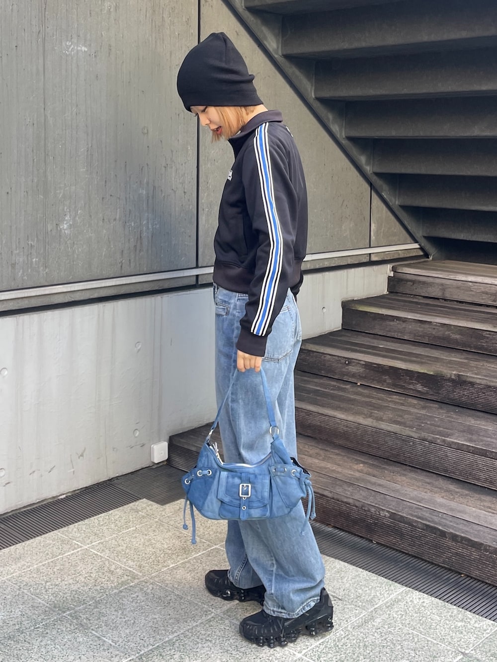 ブルー系のデニムパンツ、ホワイト系のTシャツ/カットソー、ブラック系のニットキャップ/ビーニーを着用したレディースの冬コーディネートの2枚目の写真