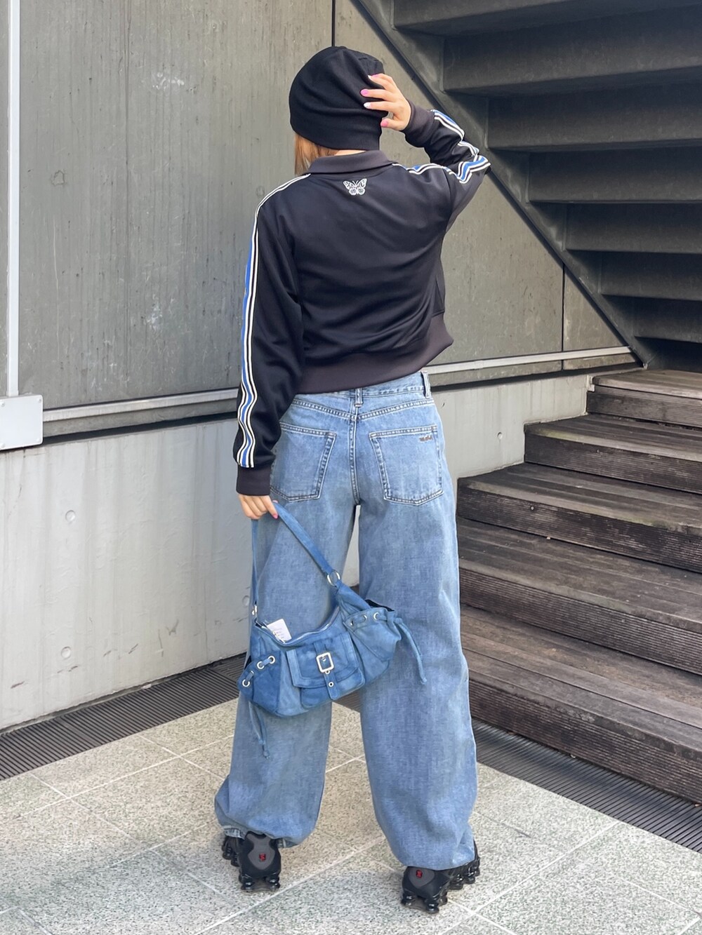 ブルー系のデニムパンツ、ホワイト系のTシャツ/カットソー、ブラック系のニットキャップ/ビーニーを着用したレディースの冬コーディネートの3枚目の写真