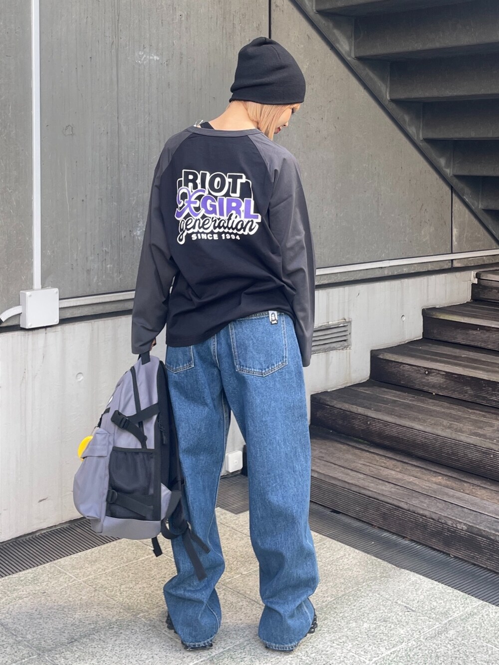 ブラック系のTシャツ/カットソー、ブルー系のデニムパンツ、ブラック系のニットキャップ/ビーニーを着用したレディースの冬コーディネートの3枚目の写真