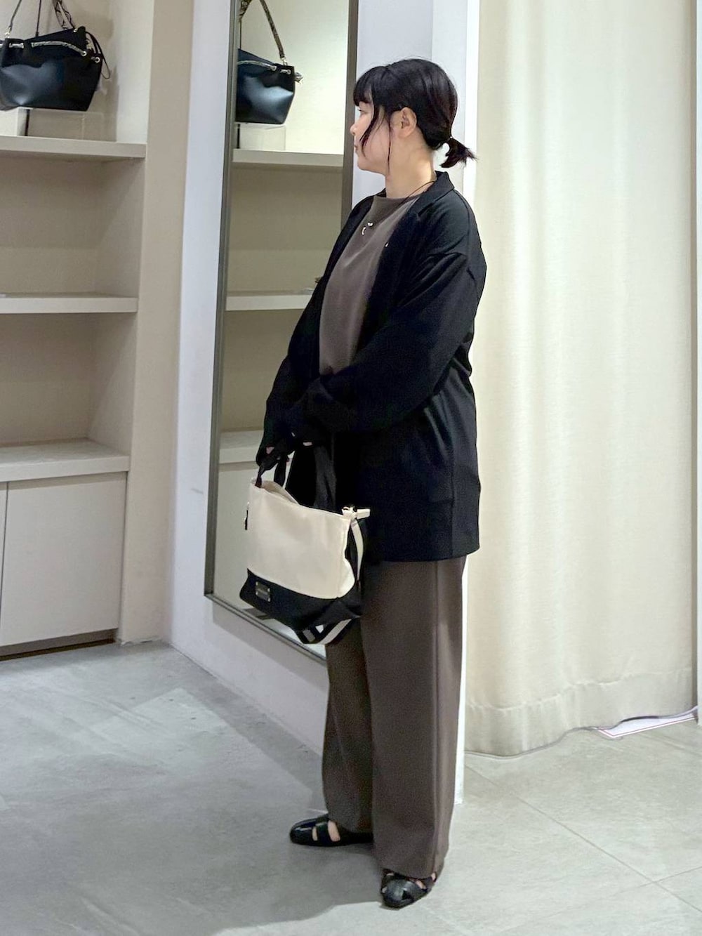 ブラウン系のその他パンツ、ブラック系のパンプス、ブラウン系のTシャツ/カットソーを着用したレディースの春コーディネートの4枚目の写真