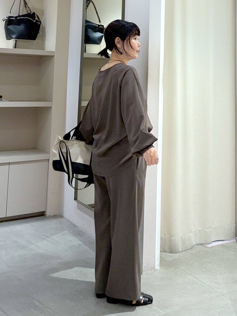 ブラウン系のその他パンツ、ブラック系のパンプス、ブラウン系のTシャツ/カットソーを着用したレディースの春コーディネートの6枚目の写真