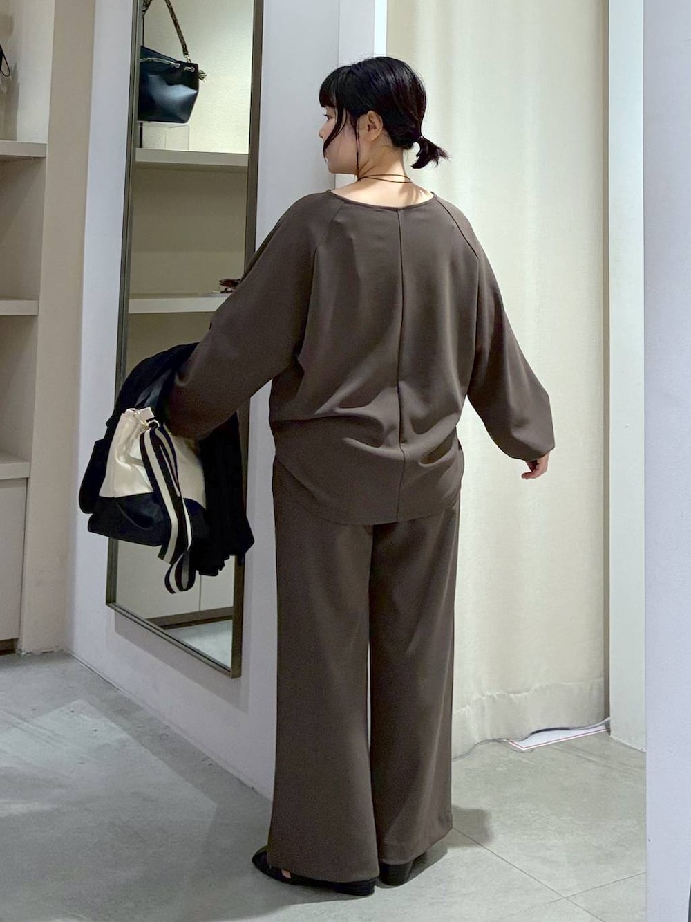 ブラウン系のその他パンツ、ブラック系のパンプス、ブラウン系のTシャツ/カットソーを着用したレディースの春コーディネートの7枚目の写真