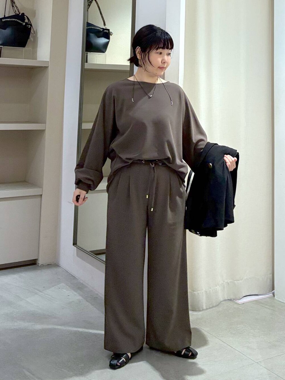 ブラウン系のその他パンツ、ブラック系のパンプス、ブラウン系のTシャツ/カットソーを着用したレディースの春コーディネートの5枚目の写真