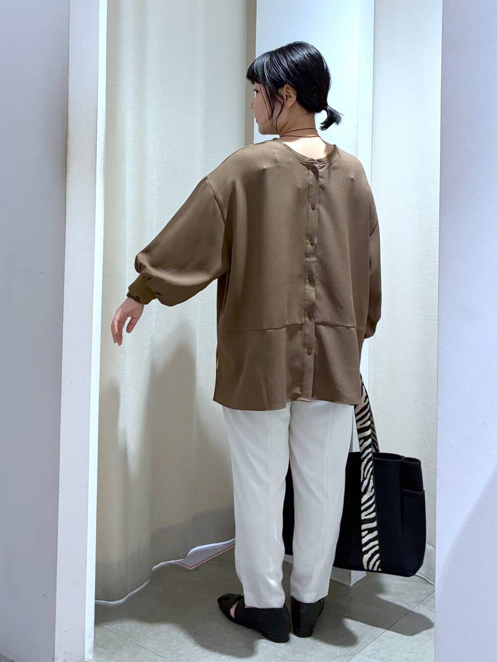 ブラック系のパンプス、ホワイト系のその他パンツ、ブラウン系のシャツ/ブラウスを着用したレディースの春コーディネートの4枚目の写真