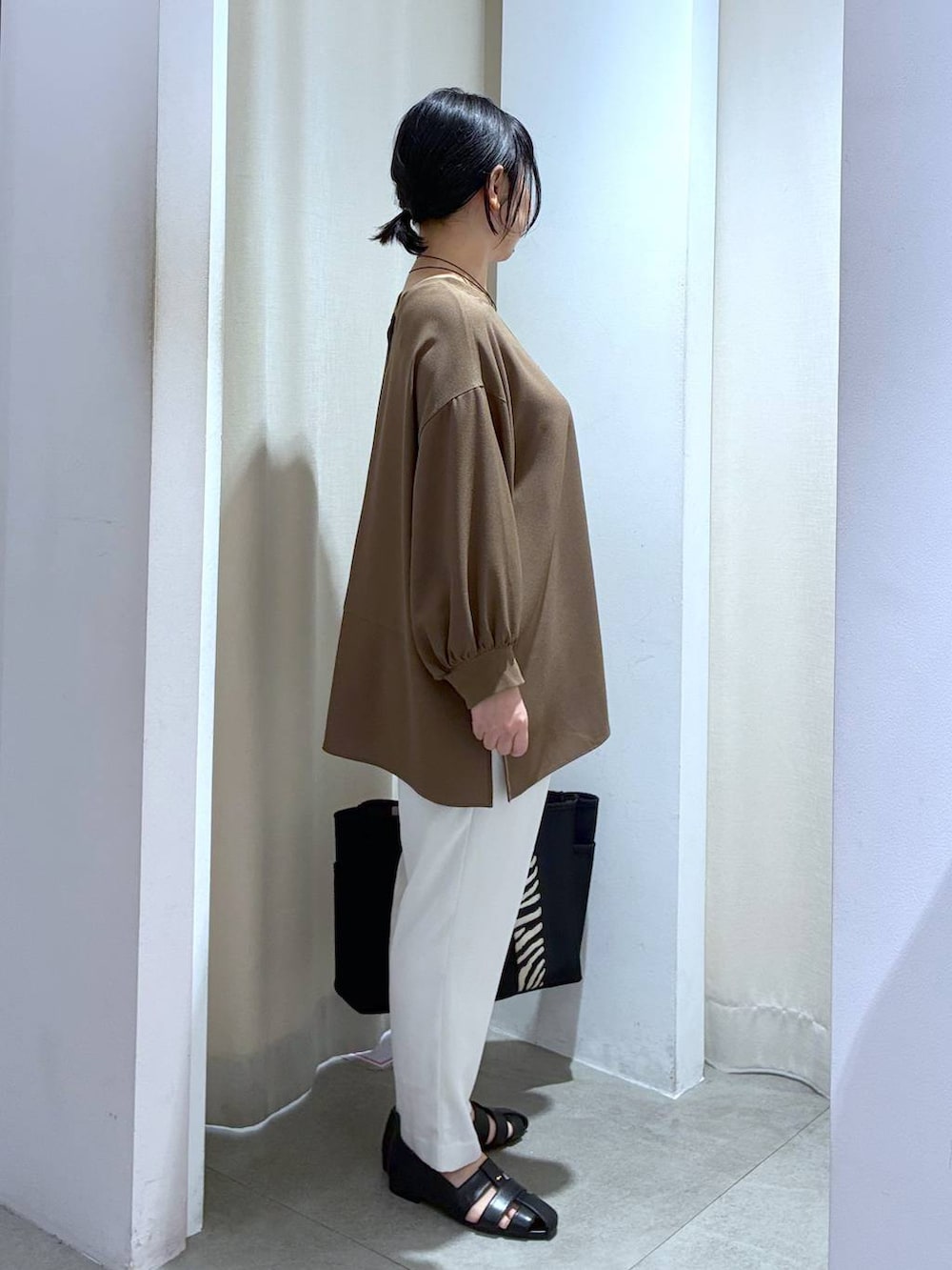 ブラック系のパンプス、ホワイト系のその他パンツ、ブラウン系のシャツ/ブラウスを着用したレディースの春コーディネートの3枚目の写真