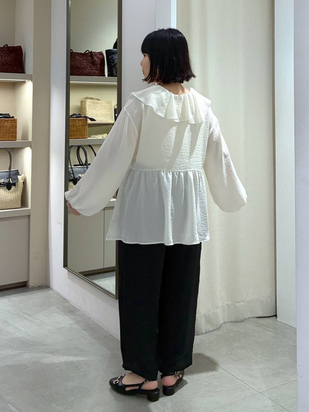 ブラック系のその他パンツ、ブラック系のパンプス、ブラウン系のかごバッグを着用したレディースの夏コーディネートの3枚目の写真