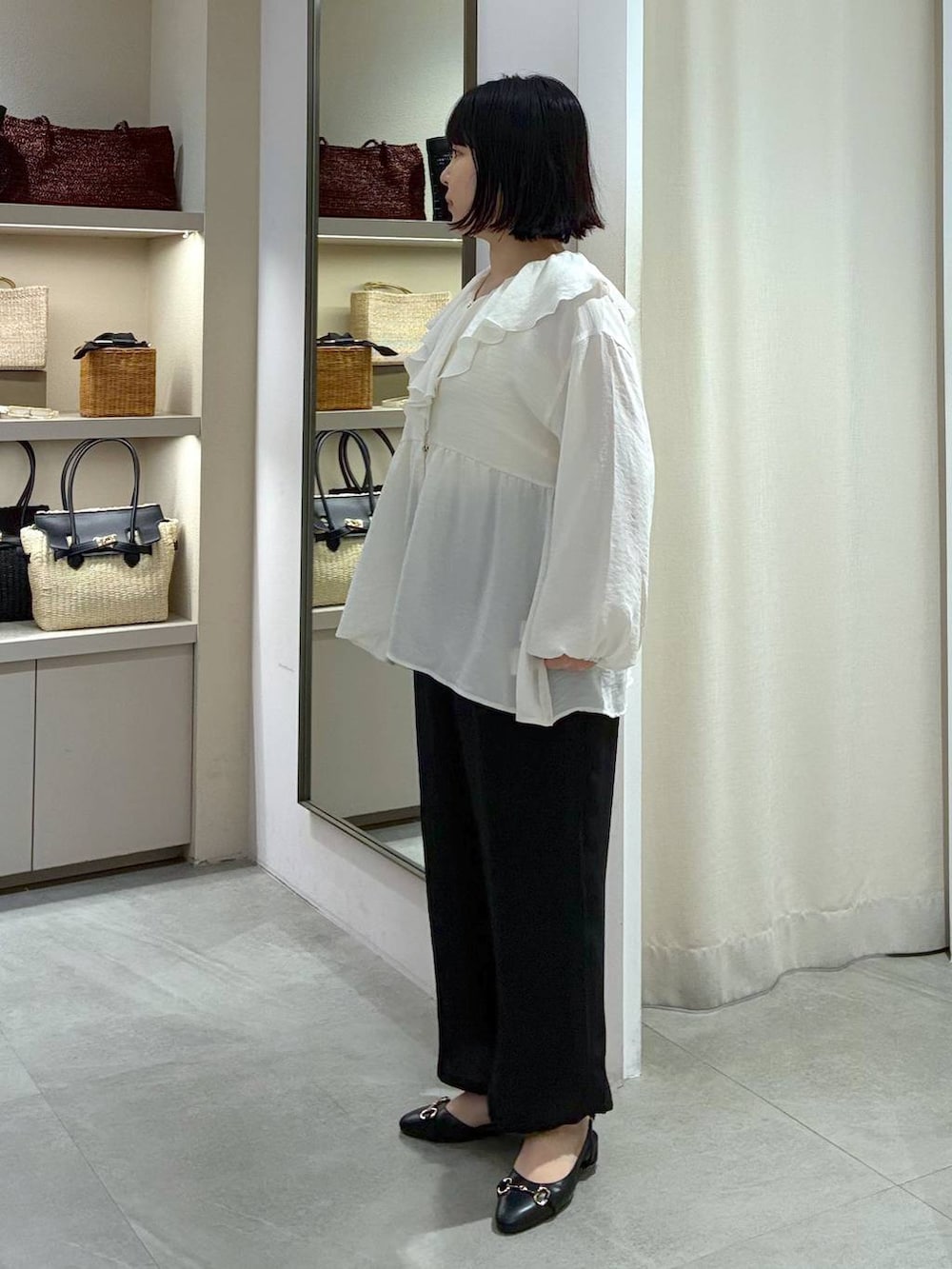 ブラック系のその他パンツ、ブラック系のパンプス、ブラウン系のかごバッグを着用したレディースの夏コーディネートの4枚目の写真