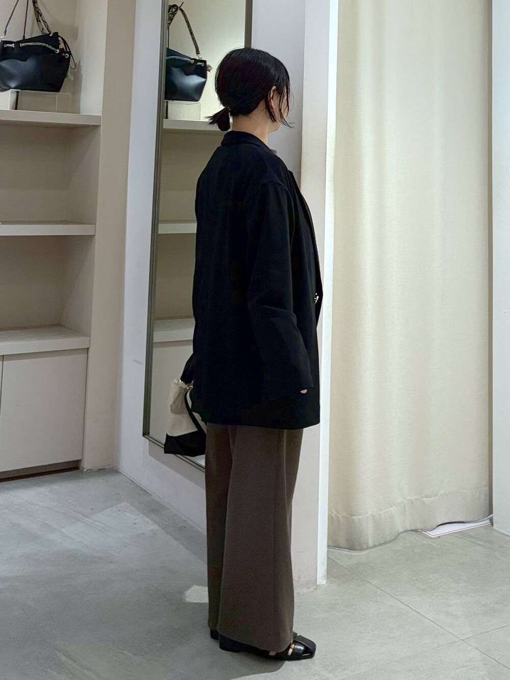 ブラウン系のその他パンツ、ブラック系のパンプス、ブラウン系のTシャツ/カットソーを着用したレディースの春コーディネートの2枚目の写真